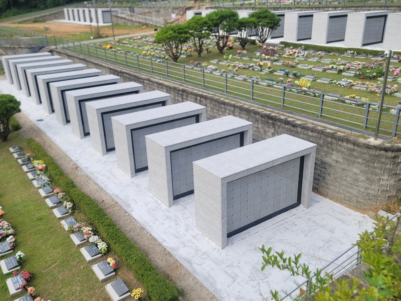'용인평온의 숲'에 7116기 규모 야외 벽식 봉안담. /용인시