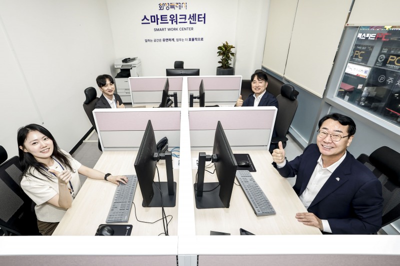 정명근 화성특례시장(오른쪽)이 동탄구청 3층 화성특례시 스마트워크센터에서 본격 운영에 앞서 근무 환경을 점검하고 직원들과 기념촬영을 하고 있다/화성시