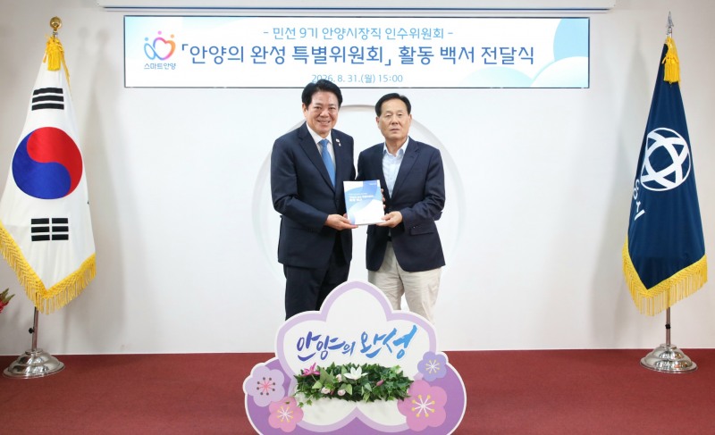 최대호 안양시장(우)이 문수곤 특별위원장과 함께 하고있다./안양시