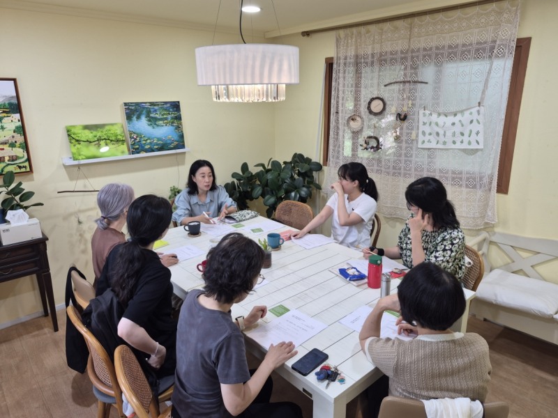 사각사각책방의 이진희 작가 강연 모습. /의왕시