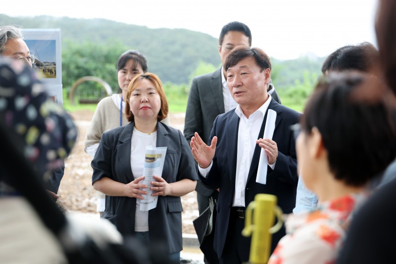 남종섭 경기도의회 의장이 지난달 31일 기흥호수공원 야외무대 현장을 점검했다. /경기도의회