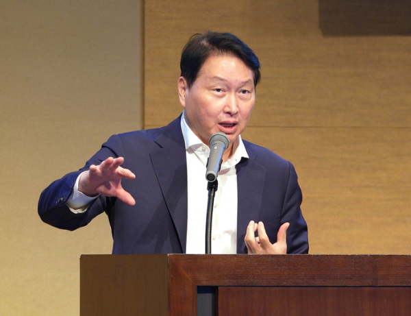 최태원 대한상공회의소 회장이 '한일 저출산 대응 교류위원회 1차 회의 겸 저출산 대응 심포지엄'에서 개회사를 하고 있다. (사진=대한상공회의소)