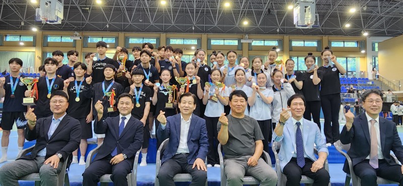 제53회 문화체육관광부장관기 전국 시도 대항 체조 대회 및 2026 전국 대학·일반 체조 선수권 대회 시상식 단체사진 (사진제공=완도군)