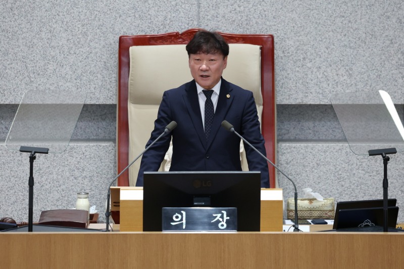 남종섭 경기도의회 의장이 1알 제393회 임시회 제1차 본회의 개회사를 하고있다. /경기도의회