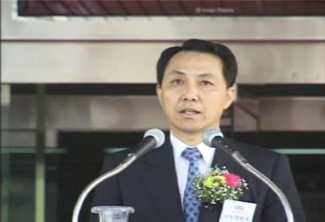강덕수 STX그룹 회장이 2001년 5월 2일 창원시 성산동 80번지 쌍용중공업 엔진공장 사무실 앞에서 열린 STX그룹 출범식에서 출범사를 하고 있다. 사진= 채명석 기자