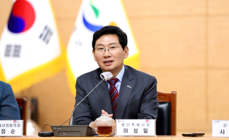 1일 장흥군청에서 열린 자매결연 협약식에 참석한 이상일 시장이 인사말을 하고 있다. /용인시