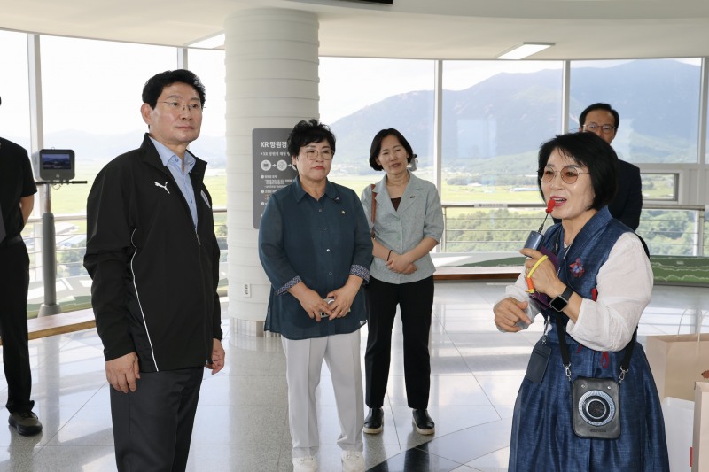 1일 장흥 126타워를 방문한 이상일 시장과 장정순 시의회 의장이 함께 설명을 듣고 있다. /용인시