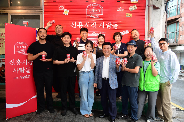 <신흥시장 사람들 with 코카-콜라> 전시에 함께한 신흥시장 상인들 (사진=코카-콜라사 제공)