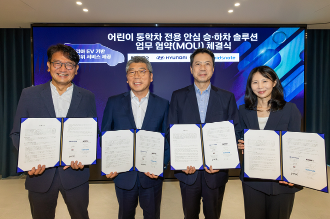 노형래 KT Enterprise부문 기업사업본부장(왼쪽 세 번째)을 비롯한 4개 기업 관계자가 업무협약식에서 기념 사진을 찍고 있다. 사진=KT