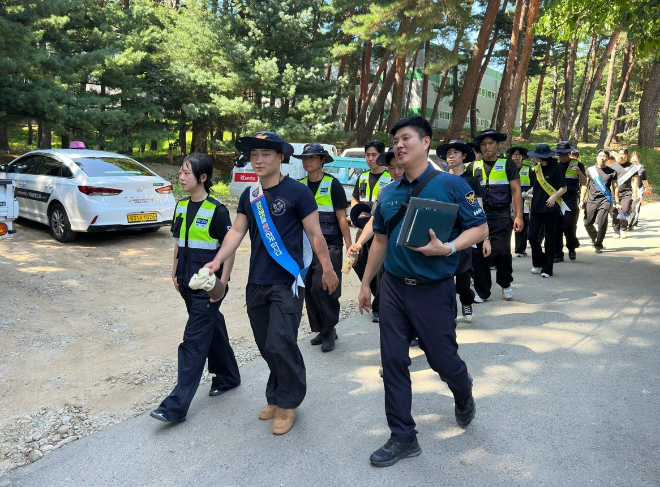 가톨릭관동대 경찰학부 학생들과 강릉경찰서 합동 순찰을 하고 있다. (사진제공=가톨릭관동대)