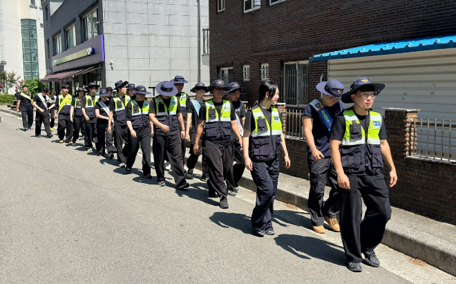 가톨릭관동대 경찰학부 학생들이 강릉경찰서와 합동 순찰 및 범죄예방 홍보 캠페인에 참여하고 있다. (사진제공=가톨릭관동대)