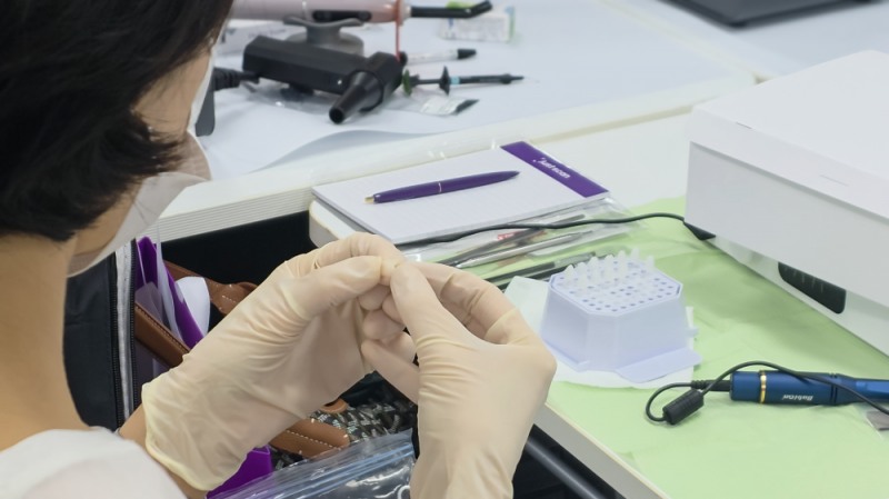 (Photo. Participants performing post-processing on a ceramic resin print during the aesthetic session)