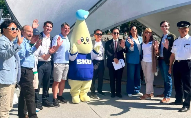 캐나다 코퀴틀람에서 열린 'Kimchi & K-Food Festival 2026' 참석자들이 성결대학교 공식 마스코트 '스쿠아(SKUAH)'와 기념촬영을 하고 있다. (오른쪽부터) 리차드 리우 세인트 존 앰뷸런스 BC·유콘 명예 지역여단 커미셔너, 맷 존릭·테리 타우너 코퀴틀람 시의원, 로지 맨하스 코퀴틀람 교육청 교육위원, 장민우 대한민국재향군인회 캐나다서부지회장, 이준서 성결대 홍보미디어센터장, 로버트 마차롤로 코퀴틀람 시의원, 제이크 사와츠키 캐나다 연방 하원의원, 스티브 킴·크레이그 하지 코퀴틀람 시의원, 손승표 성결대 글로벌물류학과 교수. (사진제공=성결대학교)