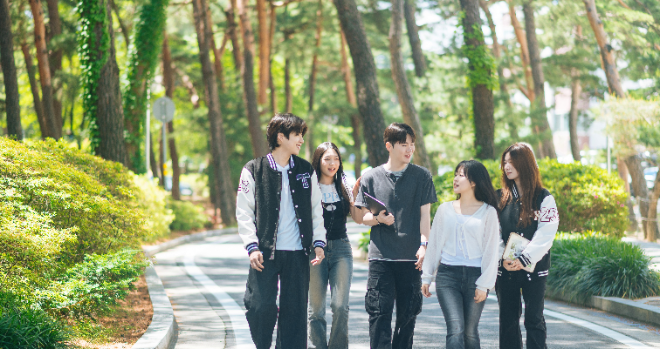 가톨릭관동대학교 학생들이 캠퍼스에서 이야기를 나누고 있는 모습. (사진제공=가톨릭관동대)