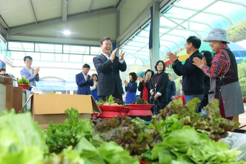 김성제 의왕시장,행복한 농부마켓 방문 장터 관계자들 격려