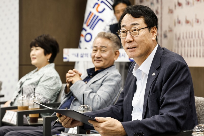 정명근 화성특례시장(화성시 노사민정협의회 위원장)이 2일 화성시청 중앙회의실에서 열린 ‘2026년 노사민정 공동선언식’에서 인사말을 하고 있다. /화성시