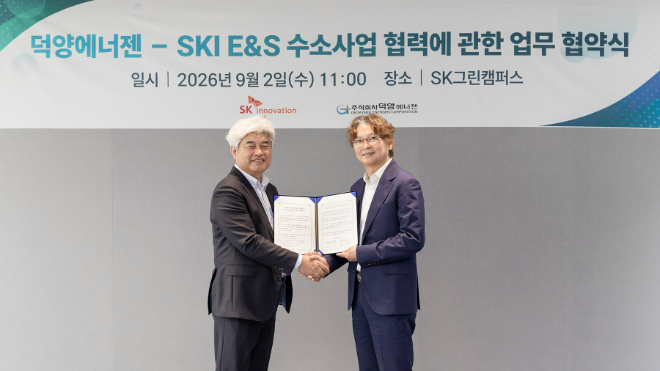 전영준 SK이노베이션 E&S 신에너지사업본부장(왼쪽)과 김기철 덕양에너젠 대표이사(오른쪽)가 2일 서울 종로구 SK그린캠퍼스에서 ‘기체수소 공급 및 수소충전소 사업 협력을 위한 업무협약’을 체결하고 기념사진을 찍고 있다. 사진=SK이노베이션