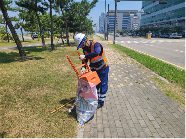 가로청소를 하고 있는 환경미화원. /시흥시