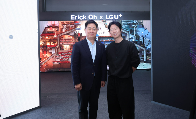 홍범식 LG유플러스 대표(왼쪽)와 에릭 오 작가가 프리즈 서울 2026에서 기념 사진을 찍고 있다. 사진=LG유플러스