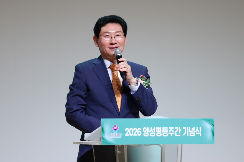 이상일 용인특례시장이 2일 '2026년 양성평등주간 기념행사'에 참석해 격려사를 하고 있다./용인시