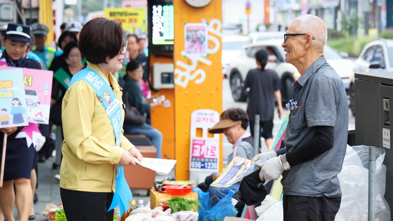 김보라 안성시장이 2일 안성장날을 맞아 전통시장 주변 도로에서 ‘교통질서 확립 및 교통사고 제로 캠페인’을 실시했다./ 안성시