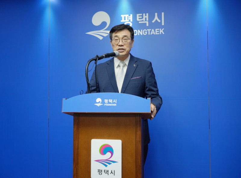 최원용 평택시장이 2일 시청 종합상황실에서 KB스타즈와 홈경기장 사용협약을 체결한 이후 언론브리핑을 열고 있다. /평택시