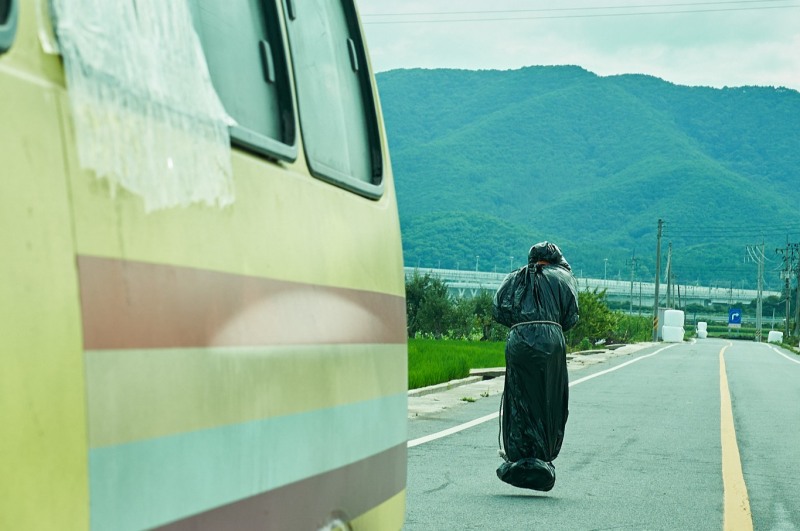 ‘경주기행’ 변요한의 한계 없는 변신…광기의 백상현 스틸 4종 공개