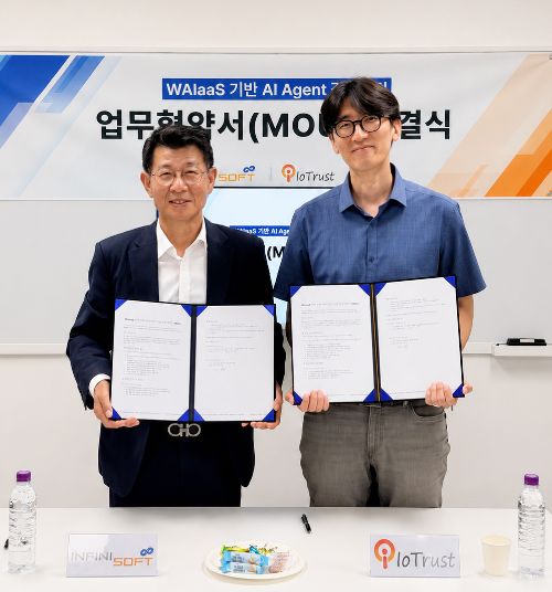인피니소프트 황인철 대표(좌)와 아이오트러스트 유민호 CSO(우)가 업무협약을 체결하고 있다. 제공=인피니소프트