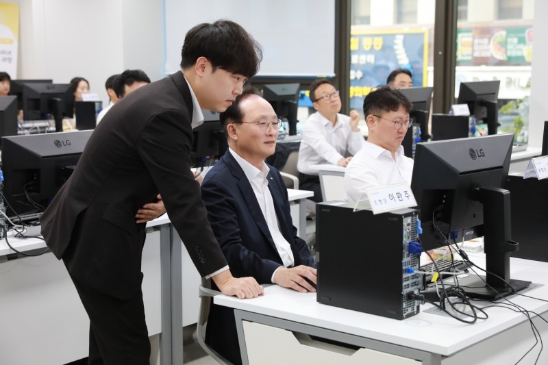지난 2일 KB국민은행 여의도 전산센터에서 열린 '생성형 AI 실습 교육'에 이환주 K은행장이 참석했다./KB국민은행