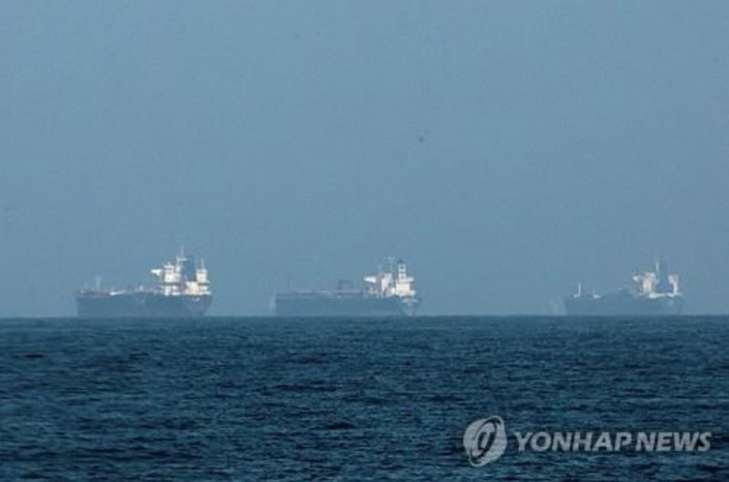 지난1일(현지시간) 미군 호위속에 1800만배럴을 실은 유조선 40척이 호르무츠해협을 통과, 미-이란전이후 최대 규모를 수송했다고 CNN이 보도했다. 사진=AFP, 연합뉴스
