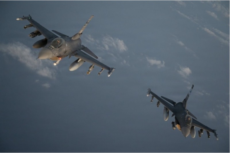 호르무츠해협을 초계 비행중인 F-15전투기들. 자료=미중부사령부, 연합뉴스