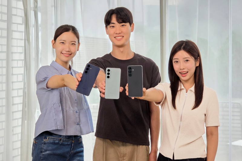 삼성전자 모델이 프리미엄 기능을 갖춘 ‘갤럭시 S26 FE’를 소개하는 모습./삼성전자