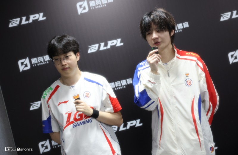 '버돌' 노태윤과 인터뷰 중인 LGD 게이밍 '크리스프' 류칭쑹.