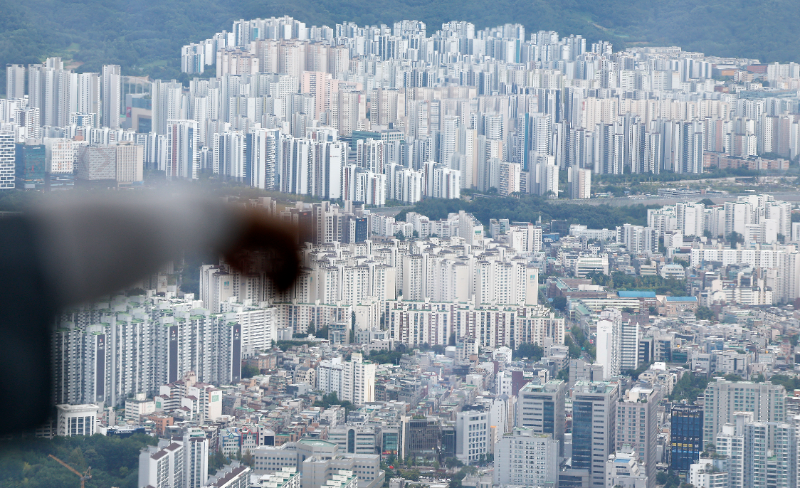 서울 송파구 롯데월드타워 전망대 서울스카이에서 서울시내 아파트가 내려다보이고 있다./뉴시스