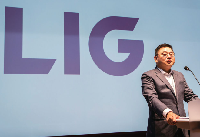 구본상 LIG그룹 회장이 2021년 11월 2일 열린 비전 선포식에서 새 비전 메시지를 임직원들에게 전하고 있다. 사진= LIG D&A