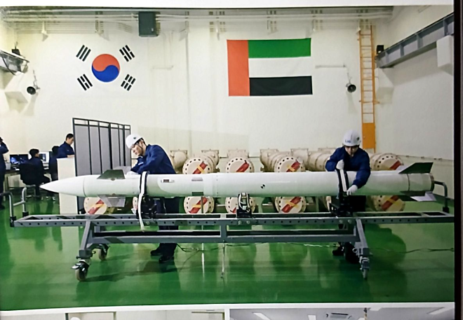 LIG D&A 직원들이 김천하우스에서 아랍에미리트연합(UAE)에 수출할 중고도 지대공 유도무기 ‘천궁-Ⅱ’를 생산하고 있다. 사진= LIG D&A