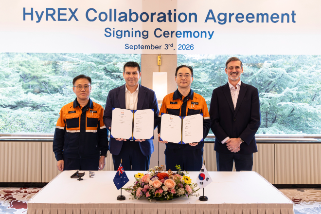 포스코는 3일 포항 청송대에서 호주 BHP와 수소환원제철 협력 계약(HyREX Collaboration Agreement)를 체결했다. (왼쪽부터) 배진찬 포스코 HyREX추진반장, 벤 엘리스(Ben Ellis) BHP 마케팅·지속가능성 부문 총괄(Vice President), 엄경근 포스코 기술연구원장, 스튜어트 페더스 (Stewart Fethers) BHP 기술기획환경 부장(General Manager)이 계약 체결 후 기념촬영을 하고 있다. 사진= 포스코