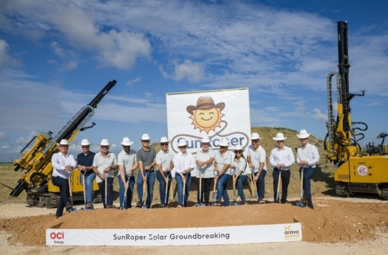 선로퍼 프로젝트 기공식에서 OCI홀딩스 이우현 회장(왼쪽에서 일곱번째), OCI Energy 사바 바야틀리 사장(오른쪽에서 세번째) 등 내빈들이 첫삽을 뜨고 있다/OCI홀딩스 제공