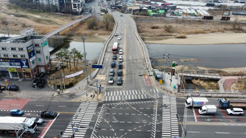 왕산교에서 외국어대사거리로 진입하는 차로를 4차로 확장