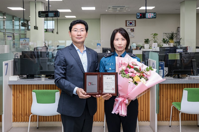 3일 용인동부경찰서 민원실에서 이상일 시장(왼쪽)이 표창장 수여 후 김민희 경위와 기념 사진을 찍고 있다. /용인시