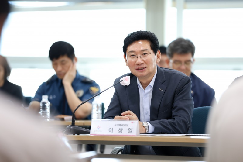 이상일 용인특례시장이 3일 시청 3층 비전홀에서 열린 제19회 안전문화살롱에 참석해 발언하고 있다/용인시