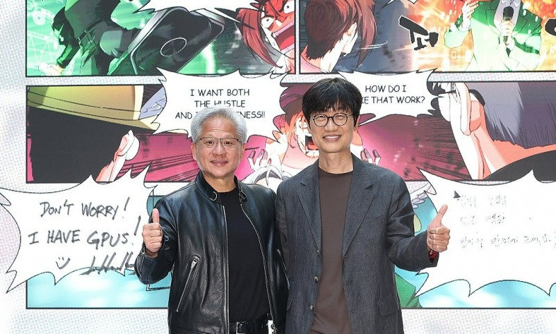 젠슨 황 엔비디아 최고경영자(CEO)가 8일 경기도 성남시 네이버 1784 사옥을 방문해 이해진 네이버 의장과 포즈를 취하고 있다. 사진=연합뉴스