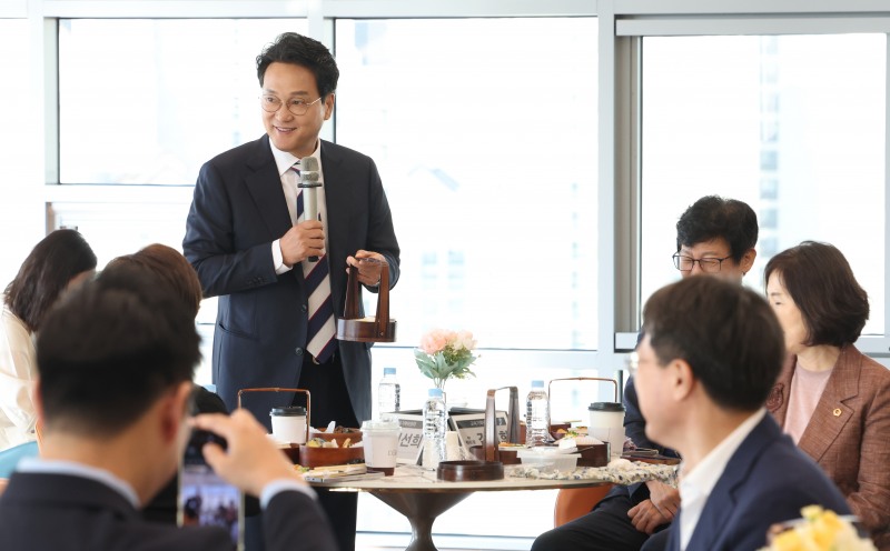 안민석 경기도교육감이 3일 경기도의회 교육기획위원회와 조찬 간담회를 열고 경기교육의 정책 방향과 현장 현안에 대한 의견을 나눴다./경기도교육청
