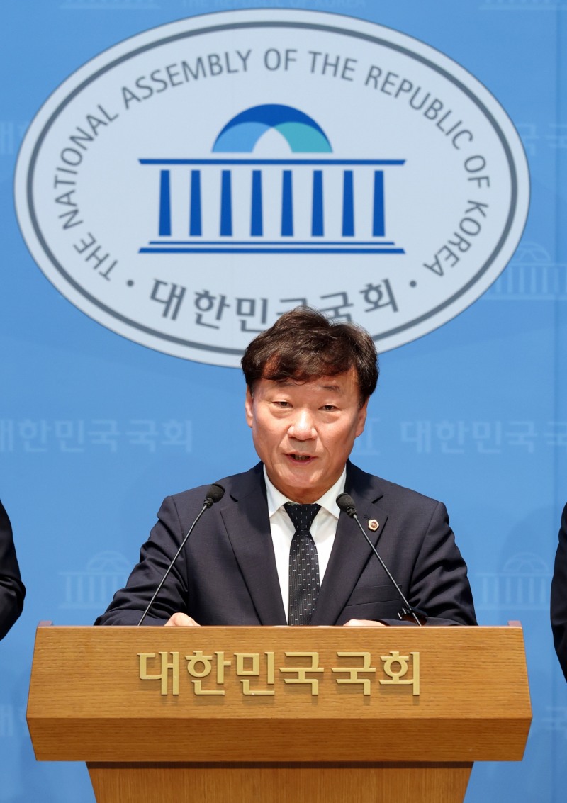 남종섭 경기도의회 의장이 3일 국회에서 기자회견을 하고 있다. /경기도의회