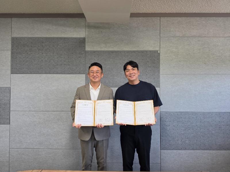 왼쪽부터 최원석 LNT 대표, 최외석 경기관광공사 캠핑장운영팀 팀장