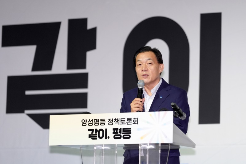 이재준 수원시장이 기념사를 하고 있다./수원시