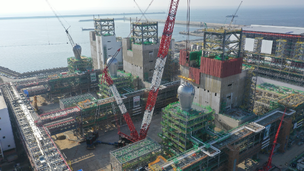 현대엔지니어링이 울산 샤힌 프로젝트 패키지2 현장 철골 구조물에 리액터 총 3기를 설치한 모습./뉴시스