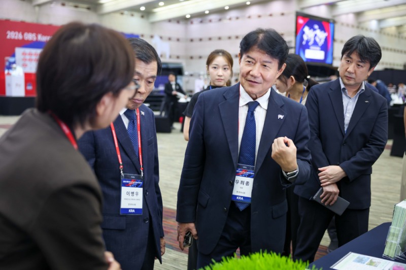 우희종 회장 민간기술·제품 공동마케팅 행사 현장을 찾아 이야기를 나누고 있다