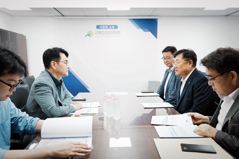 박관열 광주시장과 박용진 규제합리화위원회 부위원장과 대화를 하고있따. /광주시
