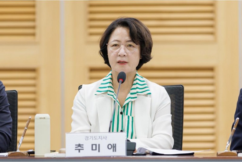 4일 오전 국회의사당 의원회관 제2세미나실에서 열린 포천~철원 고속도로 예비타당성조사 통과를 위한 경기도-강원특별자치도 업무협약식에서 추미애 경기도지사가 인사말씀을 하고 있다./경기도